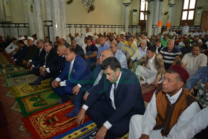 بالفيديو والصور.. محافظ مطروح يؤدى صلاة عيد الأضحي المبارك ويستقبل المُهنئين بالعيد 