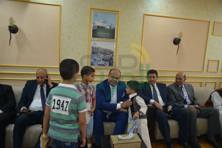 بالفيديو والصور.. محافظ مطروح يؤدى صلاة عيد الأضحي المبارك ويستقبل المُهنئين بالعيد 