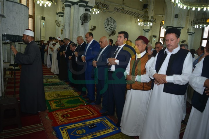 بالفيديو والصور.. محافظ مطروح يؤدى صلاة عيد الأضحي المبارك ويستقبل المُهنئين بالعيد 