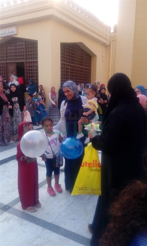 بالفيديو والصور.. محافظ مطروح يؤدى صلاة عيد الأضحي المبارك ويستقبل المُهنئين بالعيد 