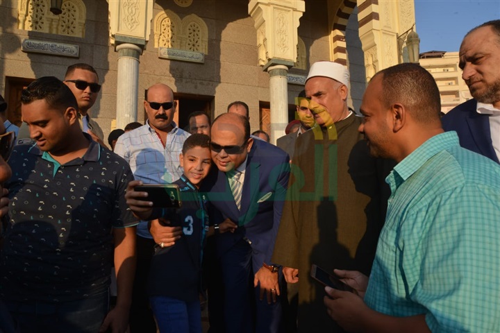 بالفيديو والصور.. محافظ مطروح يؤدى صلاة عيد الأضحي المبارك ويستقبل المُهنئين بالعيد 