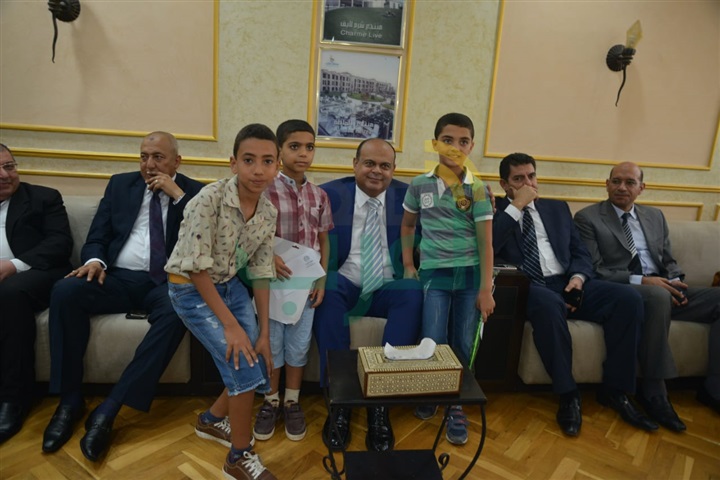 بالفيديو والصور.. محافظ مطروح يؤدى صلاة عيد الأضحي المبارك ويستقبل المُهنئين بالعيد 