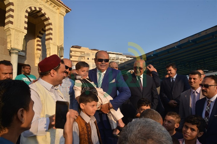 بالفيديو والصور.. محافظ مطروح يؤدى صلاة عيد الأضحي المبارك ويستقبل المُهنئين بالعيد 