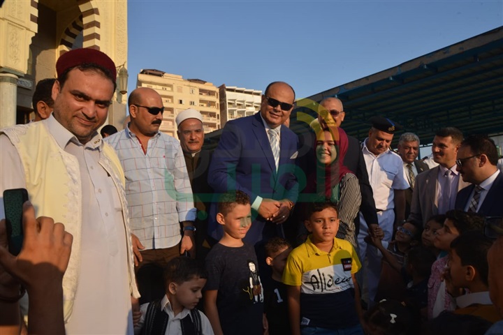 بالفيديو والصور.. محافظ مطروح يؤدى صلاة عيد الأضحي المبارك ويستقبل المُهنئين بالعيد 