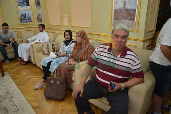 بالفيديو والصور.. محافظ مطروح يؤدى صلاة عيد الأضحي المبارك ويستقبل المُهنئين بالعيد 