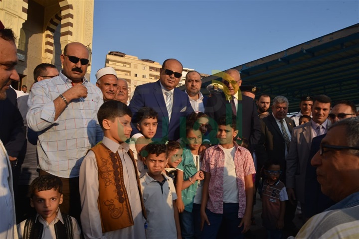 بالفيديو والصور.. محافظ مطروح يؤدى صلاة عيد الأضحي المبارك ويستقبل المُهنئين بالعيد 