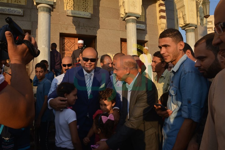 بالفيديو والصور.. محافظ مطروح يؤدى صلاة عيد الأضحي المبارك ويستقبل المُهنئين بالعيد 