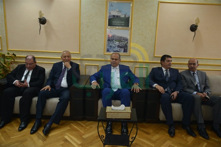 بالفيديو والصور.. محافظ مطروح يؤدى صلاة عيد الأضحي المبارك ويستقبل المُهنئين بالعيد 