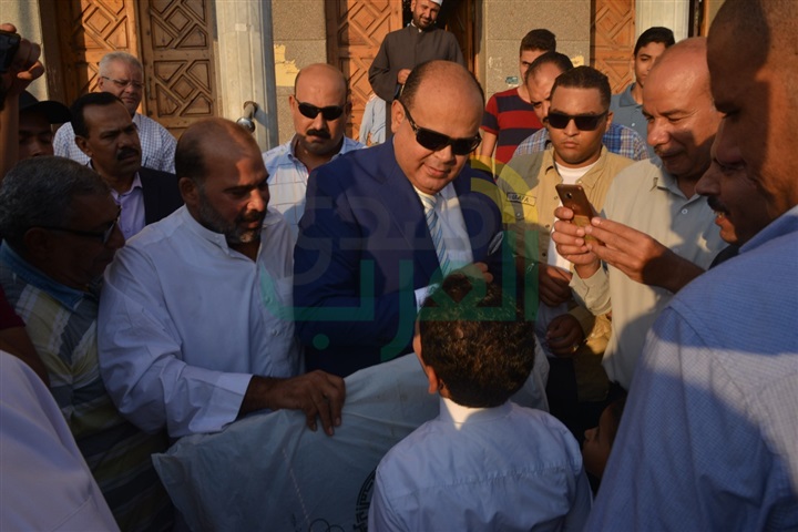 بالفيديو.. ولي أمر طفل يشكر محافظ مطروح لتوجيهه بعلاج نجله