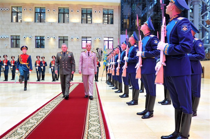 وزير الدفاع يعود إلى القاهرة بعد انتهاء زيارته الرسمية لروسيا