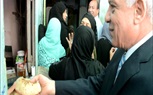 بالصور.. محافظ الجيزة في طابور عيش بالدقي