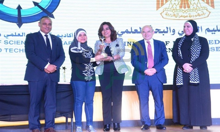 رئيس أكاديمية البحث العلمي يسلم جائزة الأكاديمية "أوسكار عواصم الابتكار"