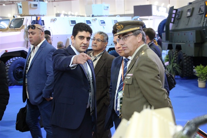 العصار ووزير الانتاج الحربي الاردني يتفقدون جناح فالكون بمعرض السلاح