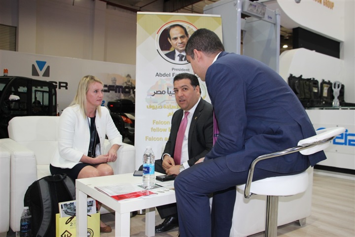 العصار ووزير الانتاج الحربي الاردني يتفقدون جناح فالكون بمعرض السلاح