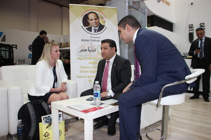 العصار ووزير الانتاج الحربي الاردني يتفقدون جناح فالكون بمعرض السلاح