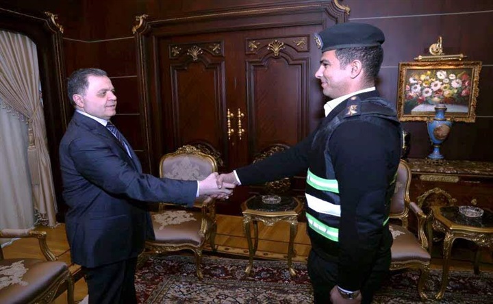 وزير الداخلية يكرم ضابط وأمين شرطة بالمرور ضبطا متهم بحوزته مواد مخدرة وسلاح ناري 
