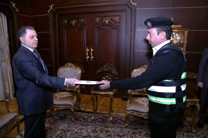 وزير الداخلية يكرم ضابط وأمين شرطة بالمرور ضبطا متهم بحوزته مواد مخدرة وسلاح ناري 