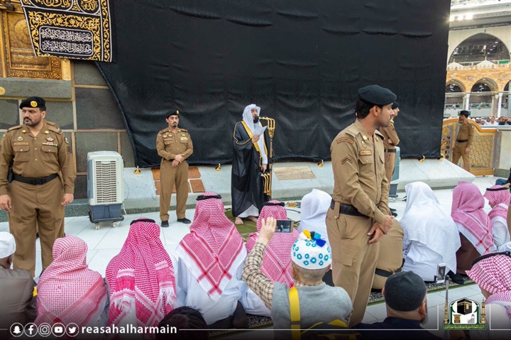 بالصور.. الآلاف يؤدون صلاة الخسوف بالمسجد الحرام 