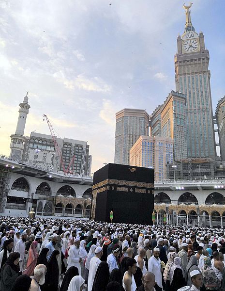 بالصور.. الآلاف يؤدون صلاة الخسوف بالمسجد الحرام 