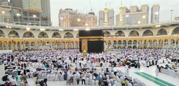 بالصور.. الآلاف يؤدون صلاة الخسوف بالمسجد الحرام 