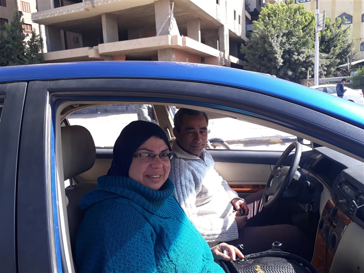 فيها حاجة حلوة.. سائق يقوم بتوصيل المحتاجين مجانًا ببنها