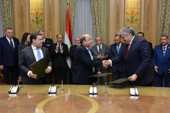بالصور.. العصار يشهد توقيع مذكرة تفاهم مع "فالكون" و"براكتيكا"