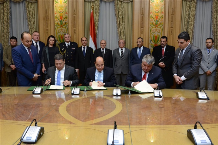 بالصور.. العصار يشهد توقيع مذكرة تفاهم مع "فالكون" و"براكتيكا"