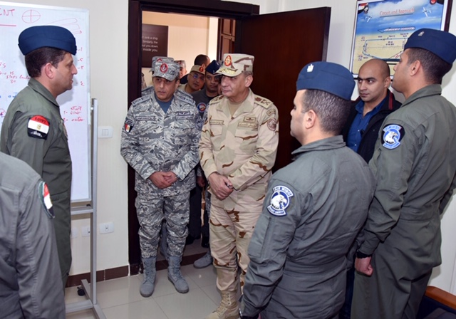 وزير الدفاع يتفقد الأنشطة التعليمية بالكلية الجوية ويلتقي طلبة الكلية وأعضاء هيئة التدريس