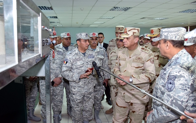 وزير الدفاع يتفقد الأنشطة التعليمية بالكلية الجوية ويلتقي طلبة الكلية وأعضاء هيئة التدريس