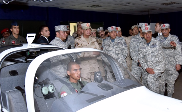 وزير الدفاع يتفقد الأنشطة التعليمية بالكلية الجوية ويلتقي طلبة الكلية وأعضاء هيئة التدريس