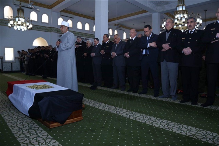 وزير الداخلية يؤدى صلاة الجنازة علي شهداء الواجب الوطني بمسجد أكاديمية الشرطة