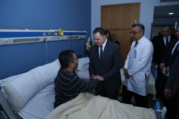 بالصور.. وزير الداخلية يزور مصابي حادث تفجير الأزهر
