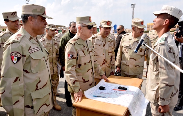 رئيس الأركان يتفقد العملية التعليمية لطلبة معهد ضباط الصف المعلمين بالقوات المسلحة
