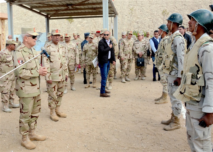 رئيس الأركان يتفقد العملية التعليمية لطلبة معهد ضباط الصف المعلمين بالقوات المسلحة
