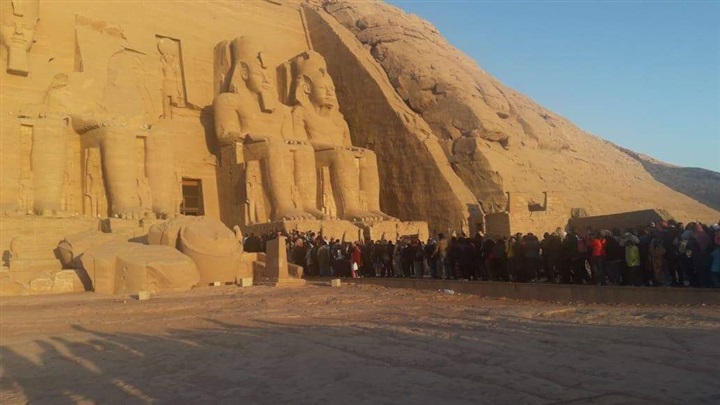 بالصور.. محافظ أسوان: 3 آلاف زائر شاهدوا تعامد الشمس في أبوسمبل