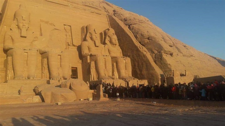 بالصور.. محافظ أسوان: 3 آلاف زائر شاهدوا تعامد الشمس في أبوسمبل