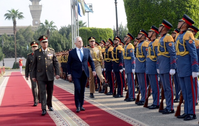 وزير الدفاع يلتقي وزير الدفاع اليوناني لتناول المتغيرات علي الساحتين الاقليمية والدولية