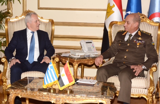 وزير الدفاع يلتقي وزير الدفاع اليوناني لتناول المتغيرات علي الساحتين الاقليمية والدولية