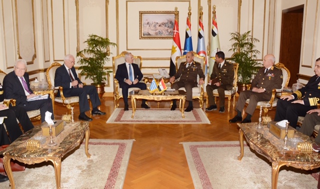 وزير الدفاع يلتقي وزير الدفاع اليوناني لتناول المتغيرات علي الساحتين الاقليمية والدولية