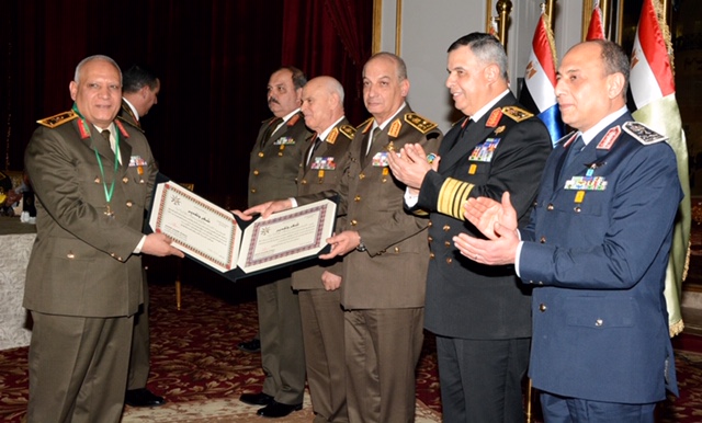 وزير الدفاع يكرم قادة القوات المسلحة المحالين للتقاعد