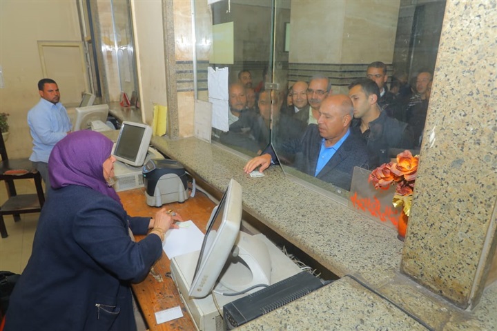 بالصور.. وزير النقل يتفقد محطة مصر في السابعة صباحًا