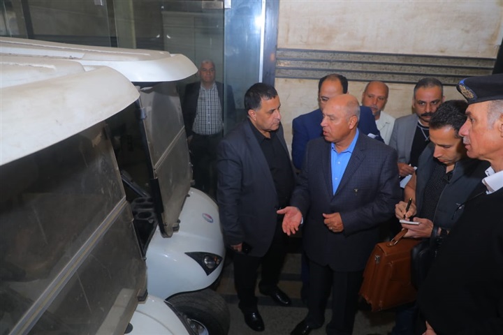 بالصور.. وزير النقل يتفقد محطة مصر في السابعة صباحًا