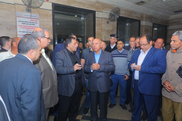 بالصور.. وزير النقل يتفقد محطة مصر في السابعة صباحًا