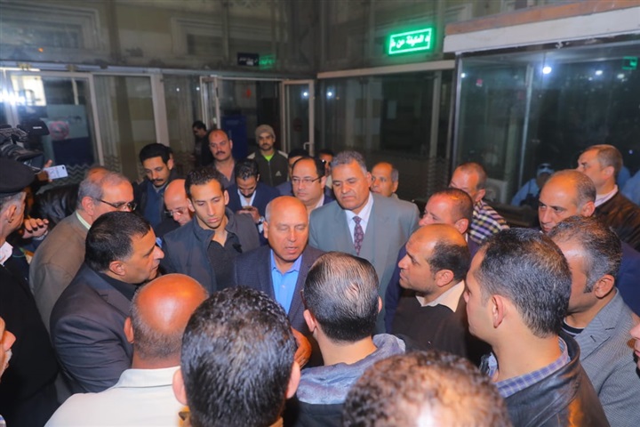 بالصور.. وزير النقل يتفقد محطة مصر في السابعة صباحًا