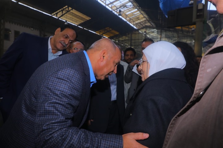 بالصور.. وزير النقل يتفقد محطة مصر في السابعة صباحًا