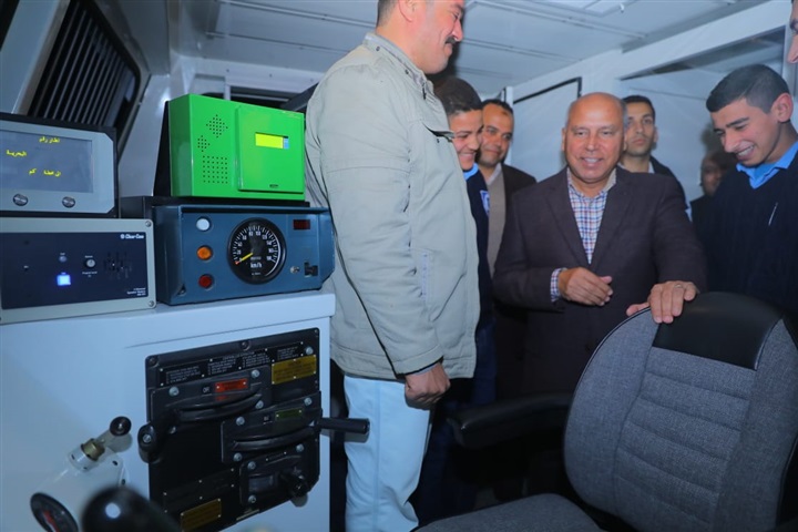 وزير النقل: تغليظ غرامة الركوب بين فواصل العربات والتسطيح أعلى القطارات