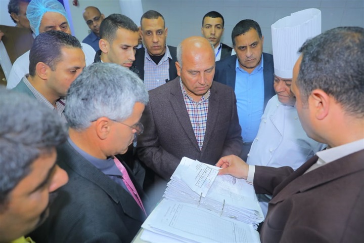 وزير النقل: تغليظ غرامة الركوب بين فواصل العربات والتسطيح أعلى القطارات
