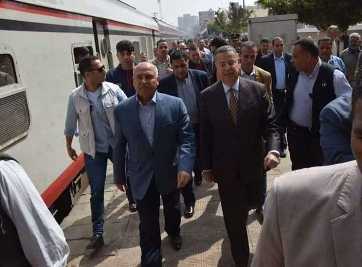 بالصور.. وزير النقل يستقل جرار قطار ويتفقد محطة بني سويف