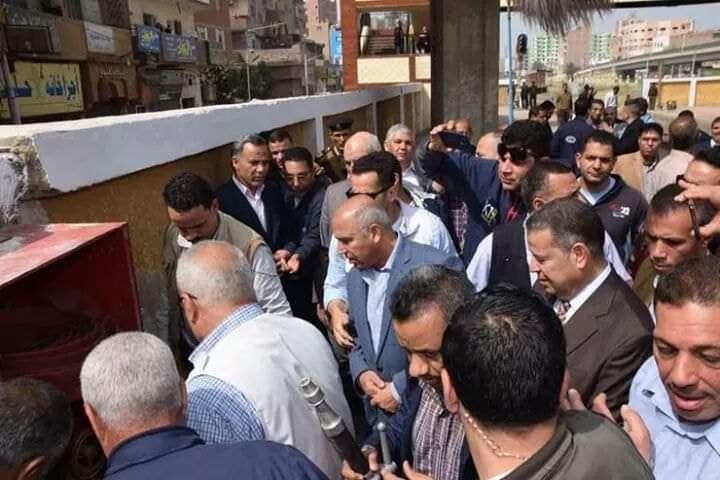 بالصور.. وزير النقل يستقل جرار قطار ويتفقد محطة بني سويف