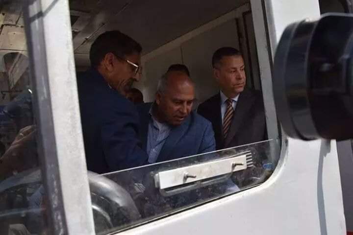 بالصور.. وزير النقل يستقل جرار قطار ويتفقد محطة بني سويف